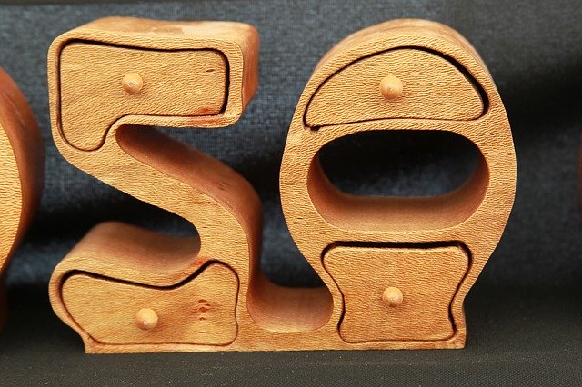 Dřevěná číslice představující padesátku